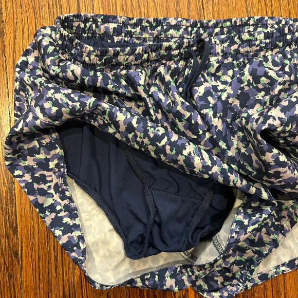 Old Navy Patterned Active Dolphin Shorts - Picture 3 of 4